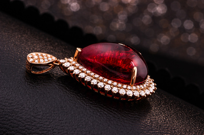 金魚叔叔的匠心 當(dāng)珠寶邂逅光影，訴說首飾的靈動故事